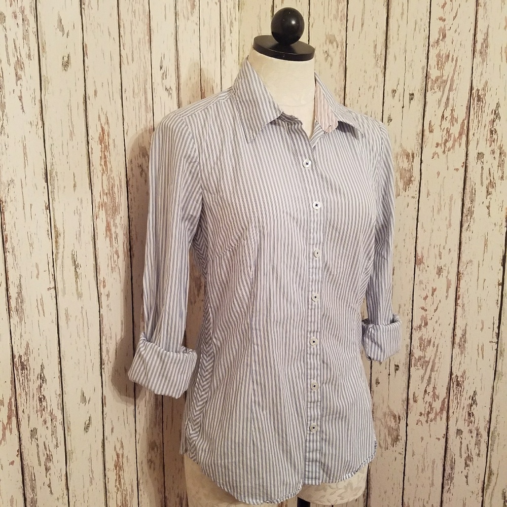 Lilly Pulitzer Blue and White Striped Button-Down Shirt Women’s size 6